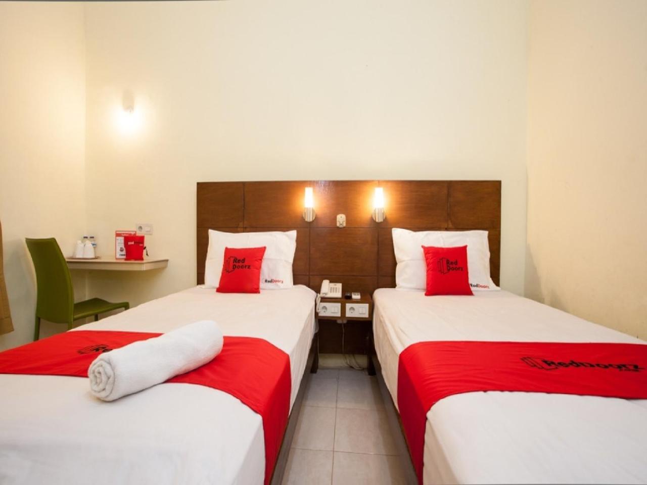 Reddoorz Near Marvel City Mall Wonocolo Luaran gambar